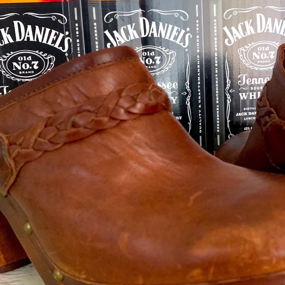 Ugg Leather Clogs - Picture 12 of 12